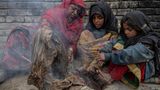 World Press Photo: Familie im Bagrami-Lager vor brennendem Müll