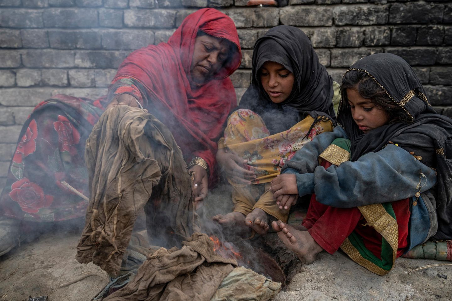 World Press Photo: Familie im Bagrami-Lager vor brennendem Müll