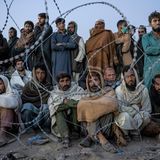 World Press Photo: Viele Menschen  hinter Maschendraht im Flüchtlingslager in Torkham