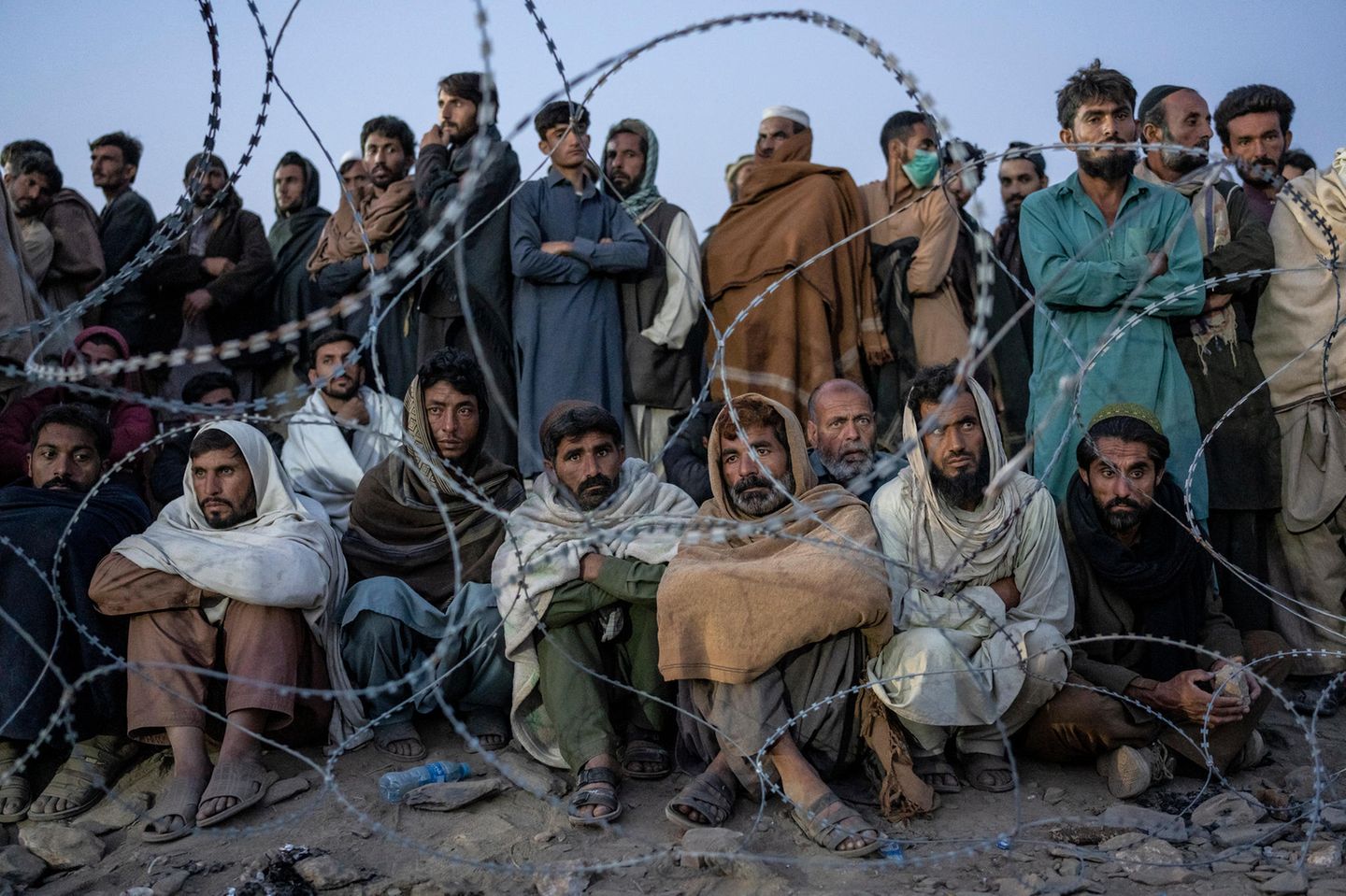 World Press Photo: Viele Menschen  hinter Maschendraht im Flüchtlingslager in Torkham