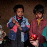 World Press Photo: Kinder in Afghanistan gucken mit großen Augen auf einen Apfel
