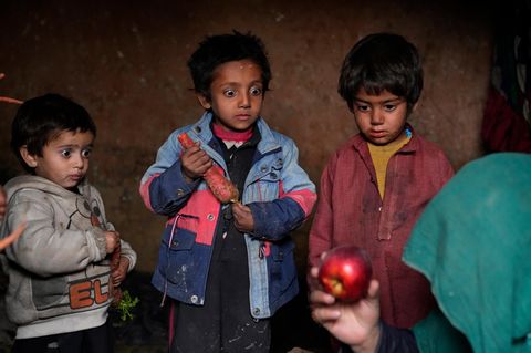 World Press Photo: Kinder in Afghanistan gucken mit großen Augen auf einen Apfel
