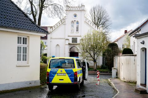 Ein Einsatzfahrzeug der Polizei steht vor der Synagoge im Stadtzentrum Oldenburg.