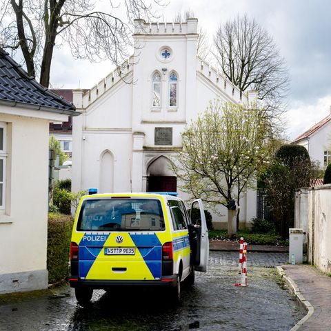 Ein Einsatzfahrzeug der Polizei steht vor der Synagoge im Stadtzentrum Oldenburg.