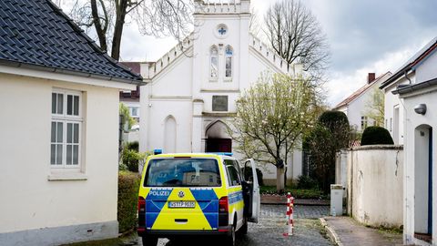 Ein Einsatzfahrzeug der Polizei steht vor der Synagoge im Stadtzentrum Oldenburg.