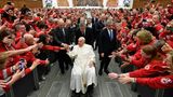 Vatikanstadt, Vatikan. Papst Franziskus scheint mit dem Händeschütteln kaum nachzukommen. Bei der Audienz für Freiwillige des italienischen Roten Kreuzes ist er jedenfalls von Fans umgeben.