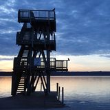 Im Morgenlicht steht ein hölzerner Sprungturm am Ammersee