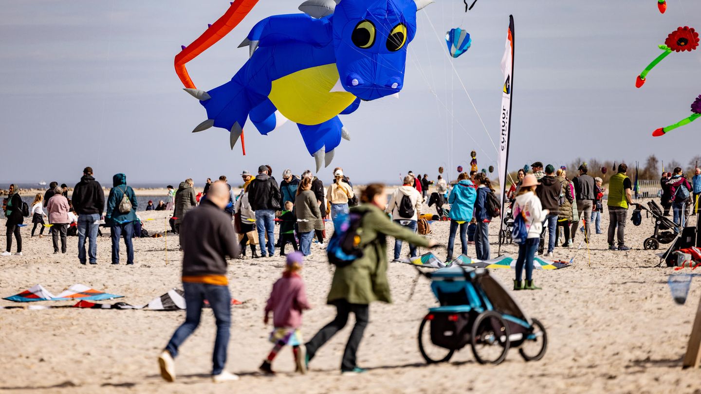 In Laboe bei Kiel tummeln sich Spaziergänger und Drachenfans am sonnigen Strand der Kieler Förde