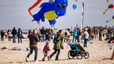 In Laboe bei Kiel tummeln sich Spaziergänger und Drachenfans am sonnigen Strand der Kieler Förde