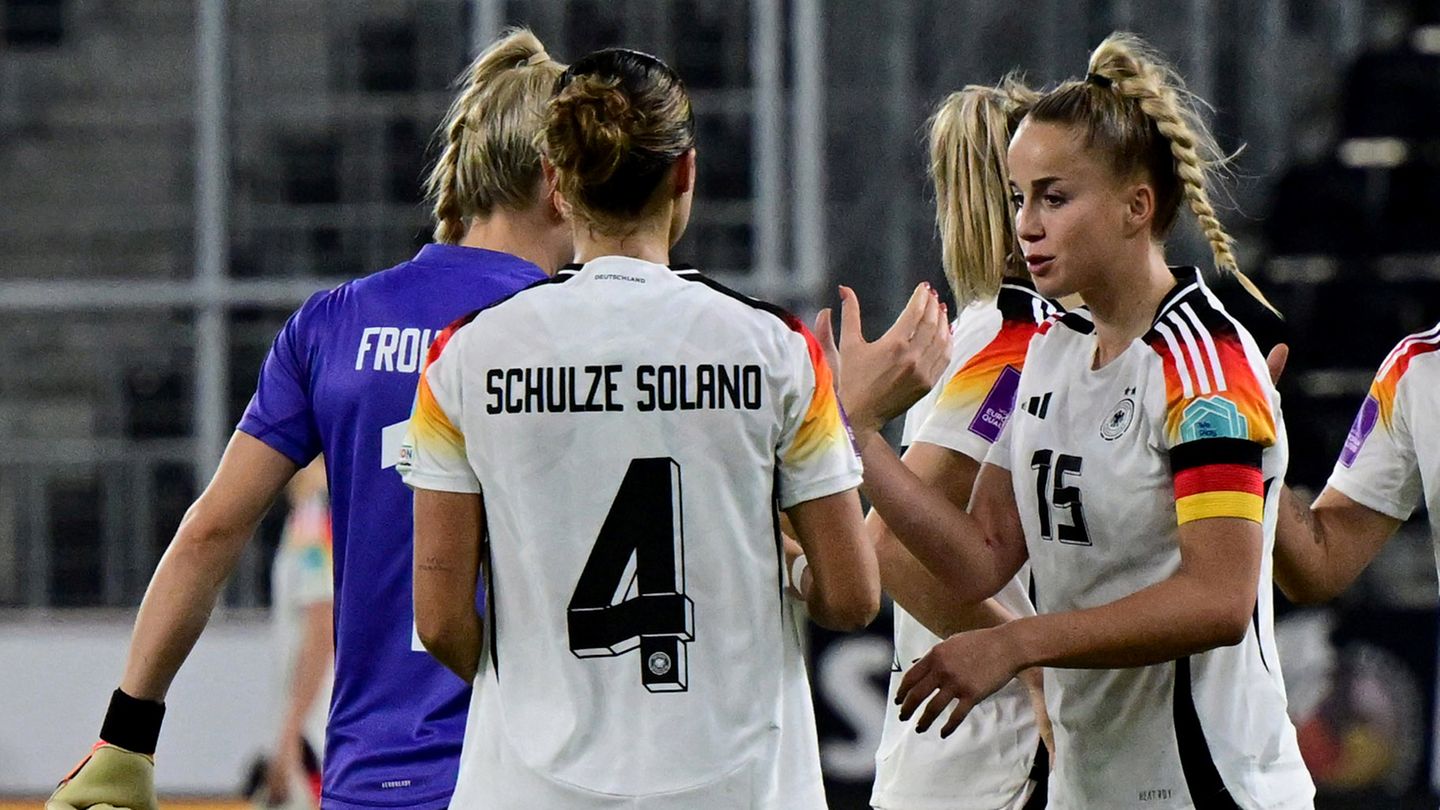 Die eingewechselte Bibiane Schulze Solano trug das neue DFB-Trikot