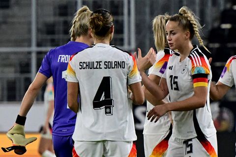 Die eingewechselte Bibiane Schulze Solano trug das neue DFB-Trikot