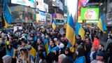 Demonstrierende erinnern am Times Square an den russischen Überfall in der Ukraine