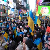 Demonstrierende erinnern am Times Square an den russischen Überfall in der Ukraine