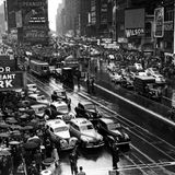 1941: Viele Autos stehen auf dem Times Square