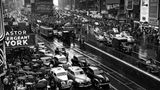 1941: Viele Autos stehen auf dem Times Square