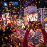 In der Silvesternacht sind es meist sogar mehr als eine Million Menschen, die ein Bad im Konfettisturm nehmen