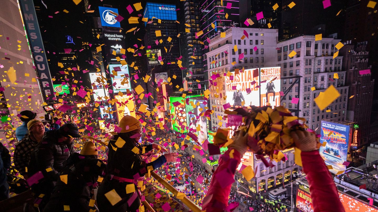 In der Silvesternacht sind es meist sogar mehr als eine Million Menschen, die ein Bad im Konfettisturm nehmen