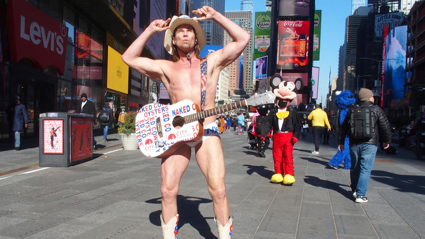 Der Times Square ist aber auch bekannt für Attraktionen wie ihn: den nackten Cowboy ...