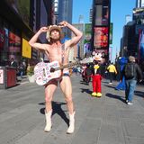 Der Times Square ist aber auch bekannt für Attraktionen wie ihn: den nackten Cowboy ...