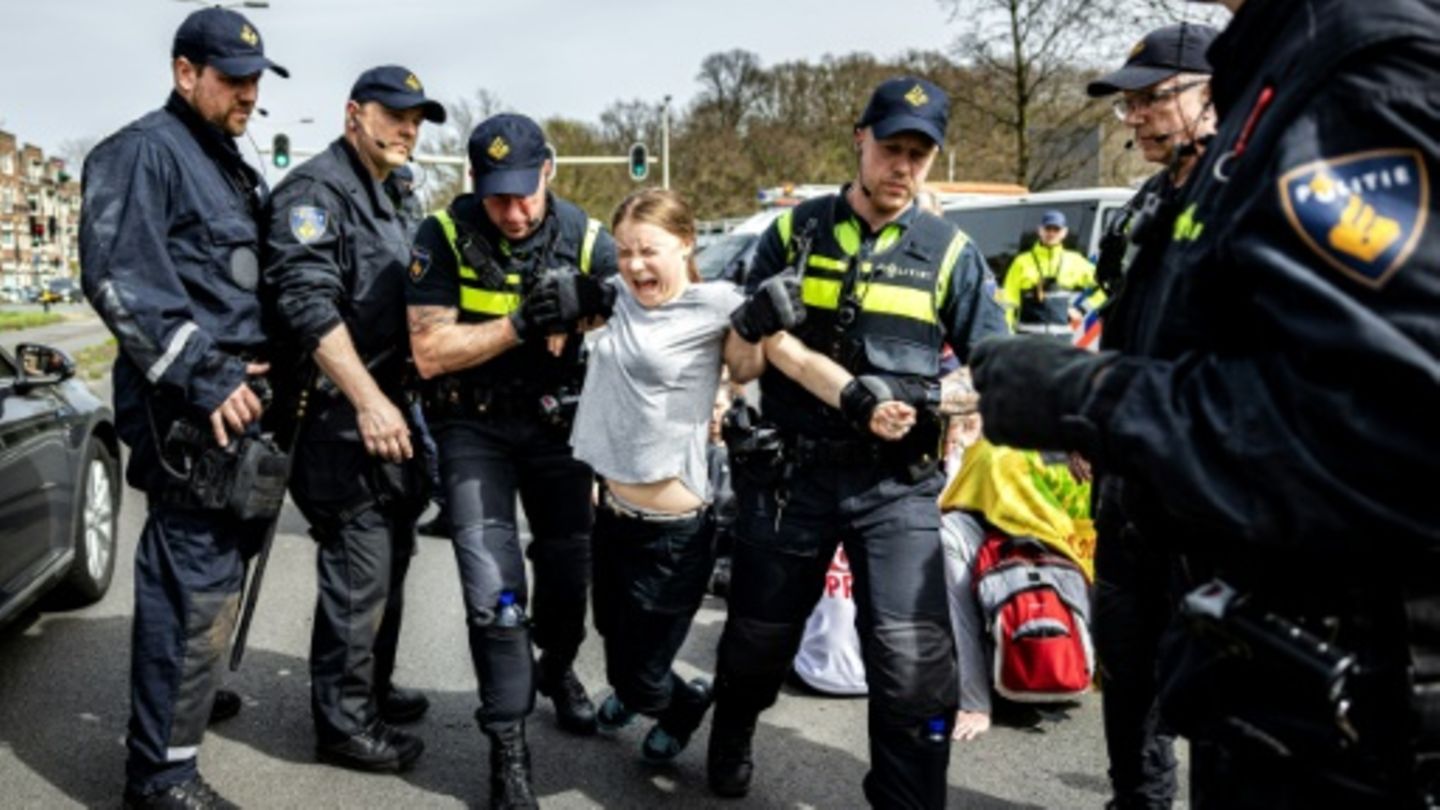 Schwedische Klimaaktivistin Thunberg bei Protest in Den Haag zweimal festgenommen