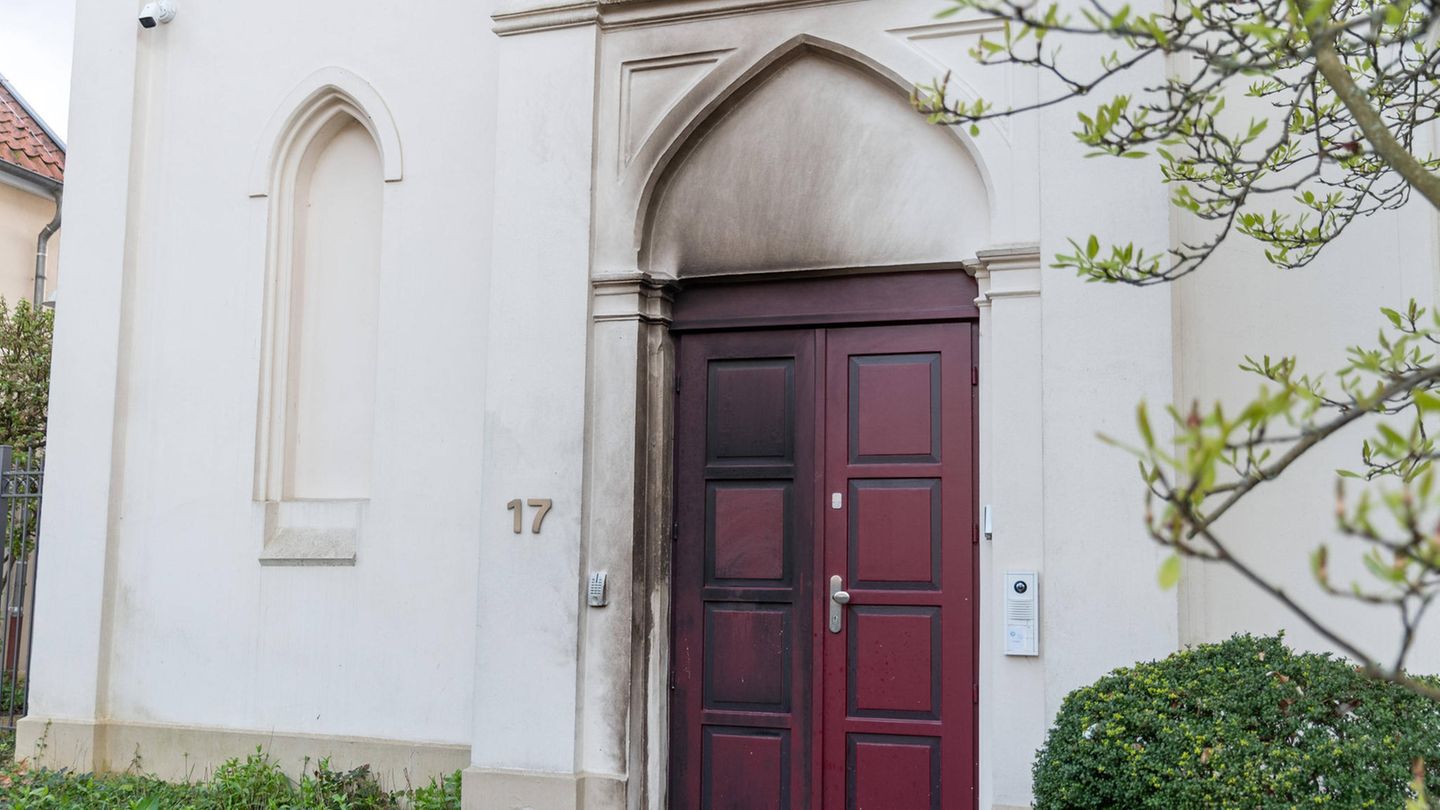 Die von einem Brand geschwärzte Tür der Synagoge in Oldenburg