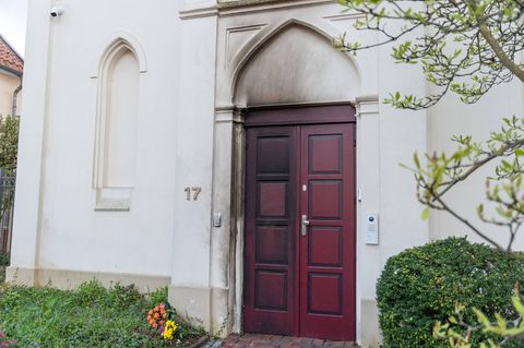 Die von einem Brand geschwärzte Tür der Synagoge in Oldenburg