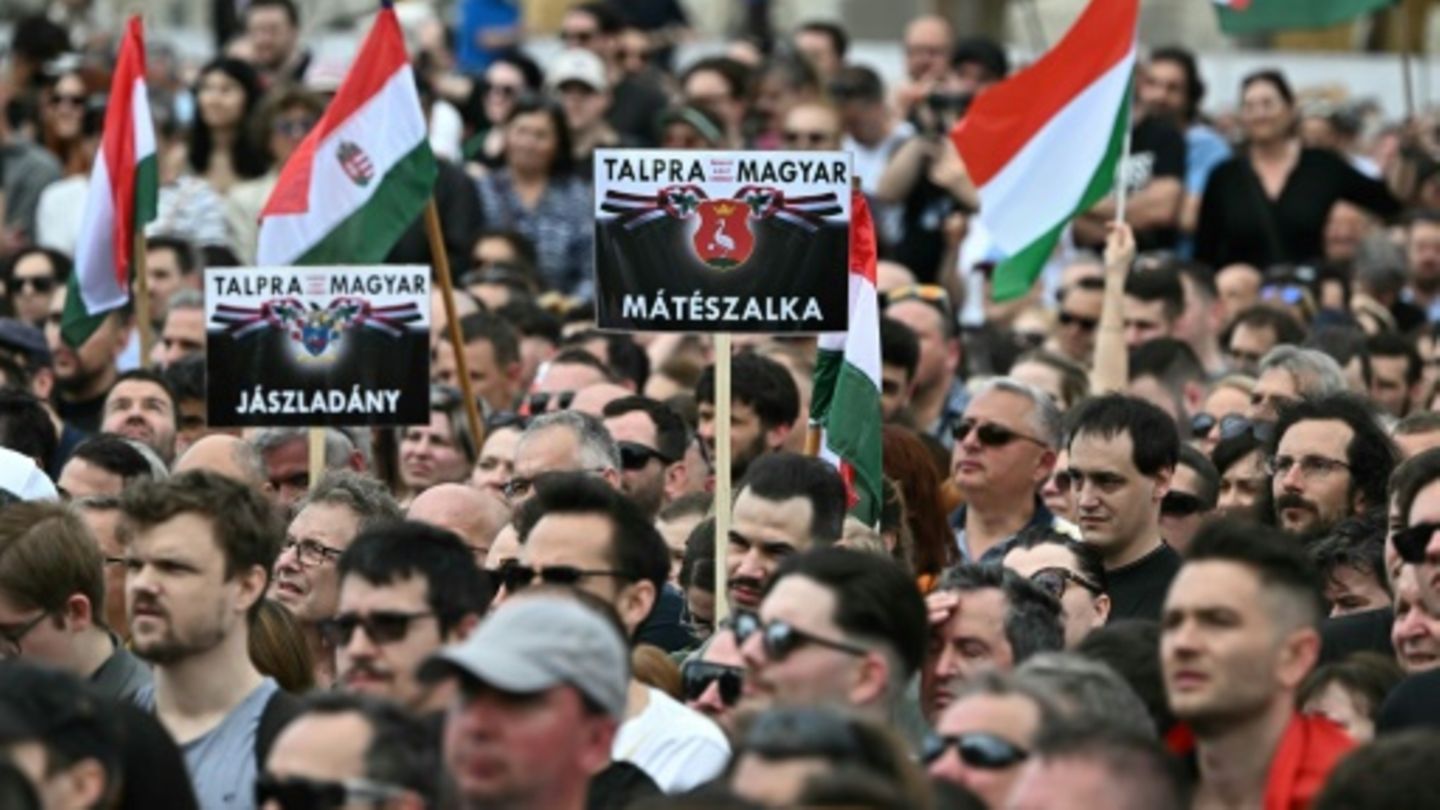 Rund 100.000 Menschen protestieren in Budapest gegen Orban
