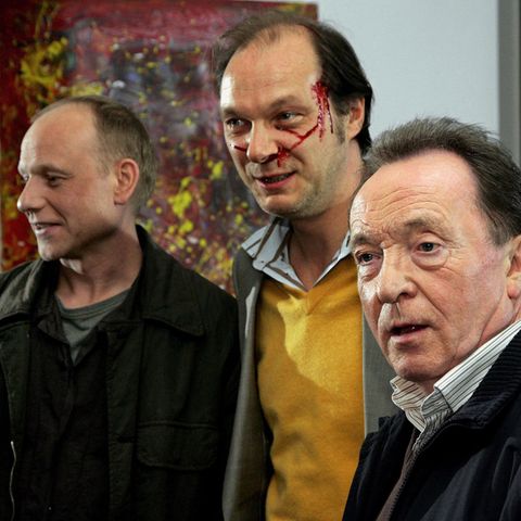 Die Schauspieler Bernd Michael Lade (l, als Hauptkommissar Kain), Martin Brambach und Peter Sodann (r,  als Hauptkommissar Bruno Ehrlicher bei Dreharbeiten zur "Tatort"-Folge "Die Falle"