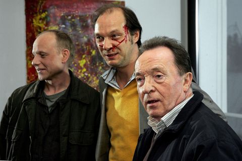 Die Schauspieler Bernd Michael Lade (l, als Hauptkommissar Kain), Martin Brambach und Peter Sodann (r,  als Hauptkommissar Bruno Ehrlicher bei Dreharbeiten zur "Tatort"-Folge "Die Falle"