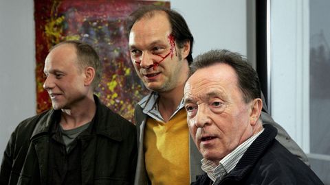 Die Schauspieler Bernd Michael Lade (l, als Hauptkommissar Kain), Martin Brambach und Peter Sodann (r,  als Hauptkommissar Bruno Ehrlicher bei Dreharbeiten zur "Tatort"-Folge "Die Falle"