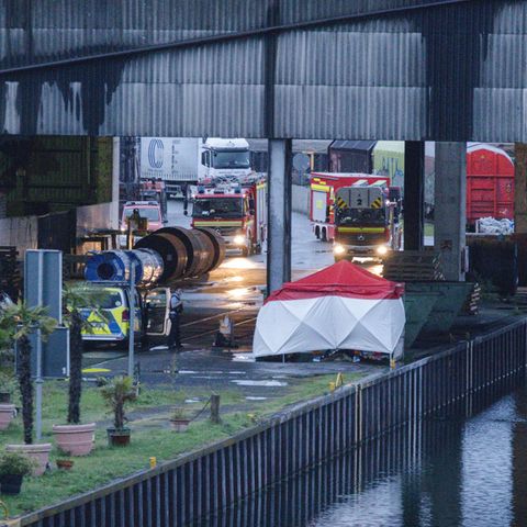 Im Dortmunder Hafen sichert die Kriminalpolizei in einem Tatort-Schutzzelt Spuren.