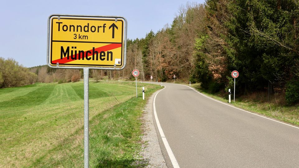 München ligt ook in Thüringen.  Das Dorf hat alleders nur 100 Einwohner.