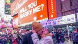 Ein Paar küsst sich nach einem Heiratsantrag am Times Square