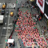 eine Yoga-Massen-Veranstaltung, wenn am Welt-Yoga-Tag im Juni Hunderte gemeinsam Yoga praktizieren.