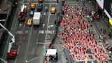 eine Yoga-Massen-Veranstaltung, wenn am Welt-Yoga-Tag im Juni Hunderte gemeinsam Yoga praktizieren.