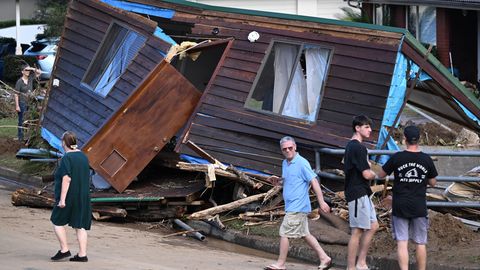 Anwohner in Wollongong begutachten eine Hütte, die von den Wassermassen weggespült wurde.