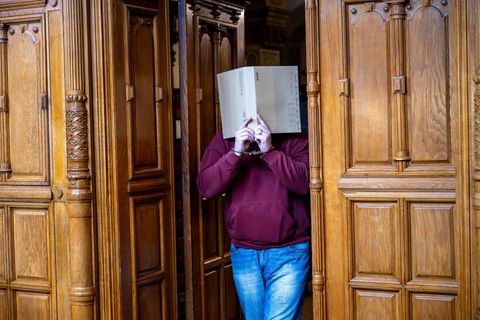 Pflegehelfer Manuel W. betritt einen Gerichtssaal am Landgericht Bremen