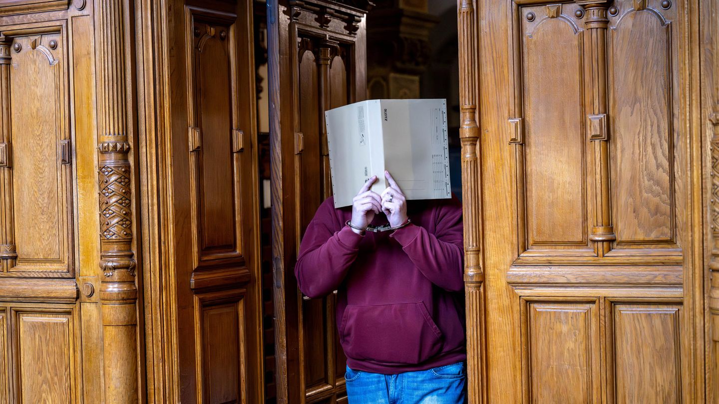 Pflegehelfer Manuel W. Pflegehelfer Manuel W. betritt einen Gerichtssaal am Landgericht Bremen