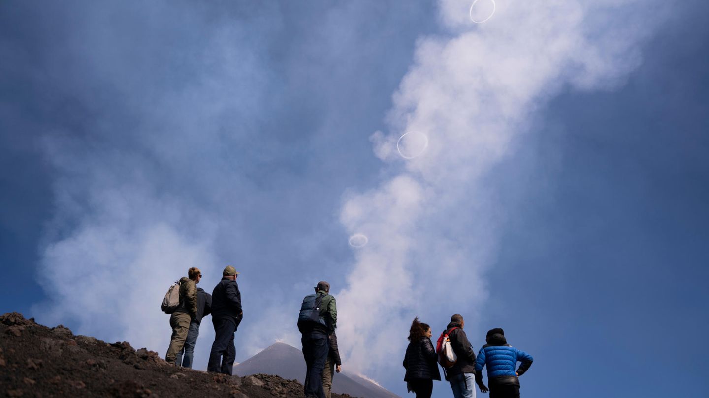 Vulkanische Wirbelringe am Himmel