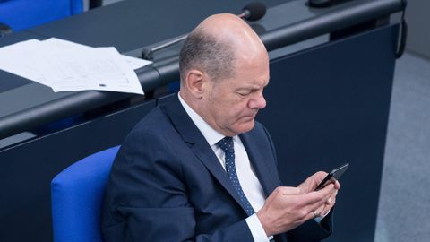 Kanzler Olaf Scholz am Handy: Seit Montag hat der Regierungschef einen Account auf TikTok