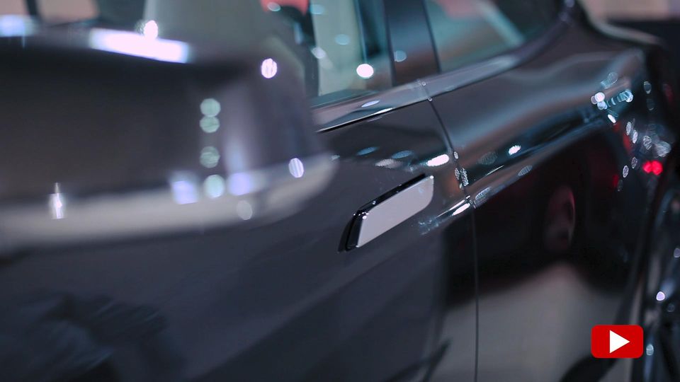 ADAC warnt: Diese Türgriffe von Autos können im Notfall lebensgefährlich sein Ein elektrisch versenkbarer Türgriff eines Autos in der Nahaufnahme
