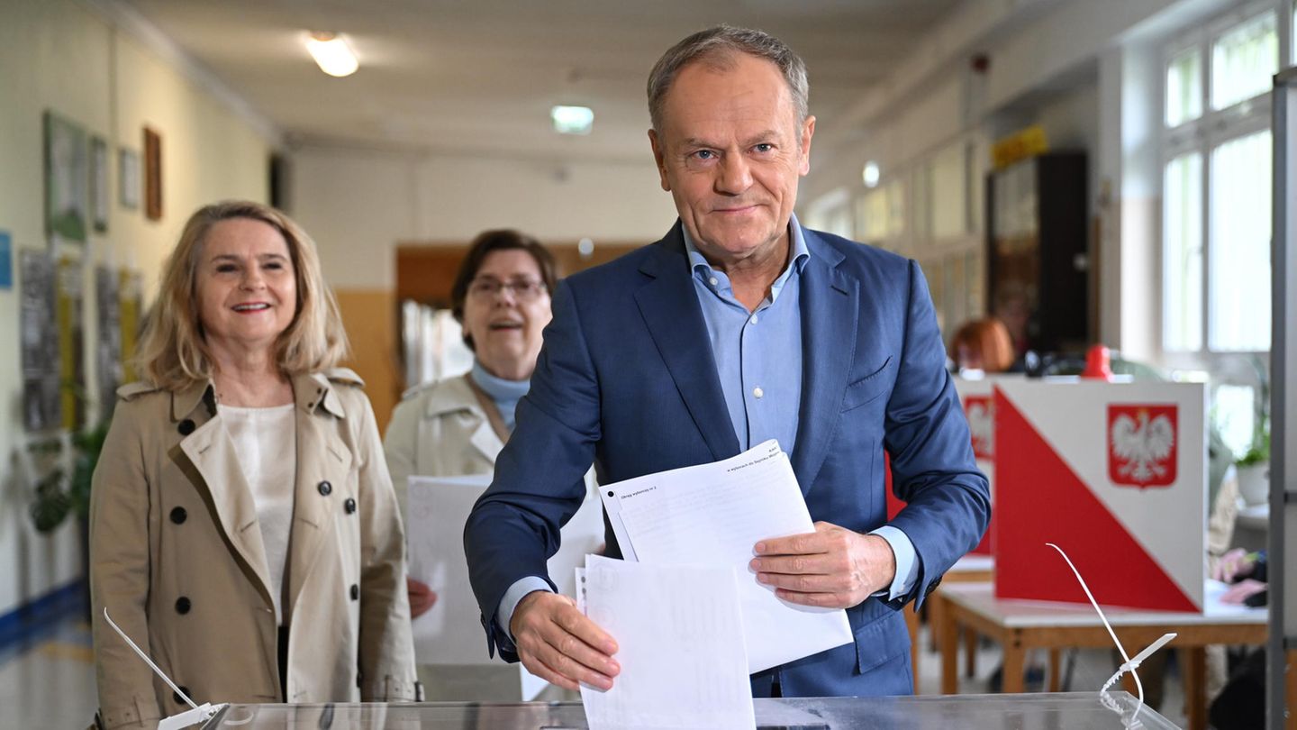 Polens Premier Donald Tusk, hier bei der Stimmabgabe bei den Kommunalwahlen am Wochenende
