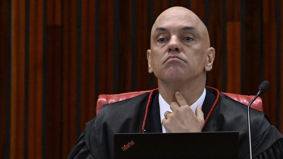 Der kahlköpfige Richter Alexandre de Moraes blickt selbstbewusst nach vorn. Er ermittelt gegen Elon Musk