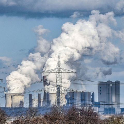 Noch dampfen die Kühltürme im Braunkohle-Kraftwerk nordrhein-westfälischen Niederaußem