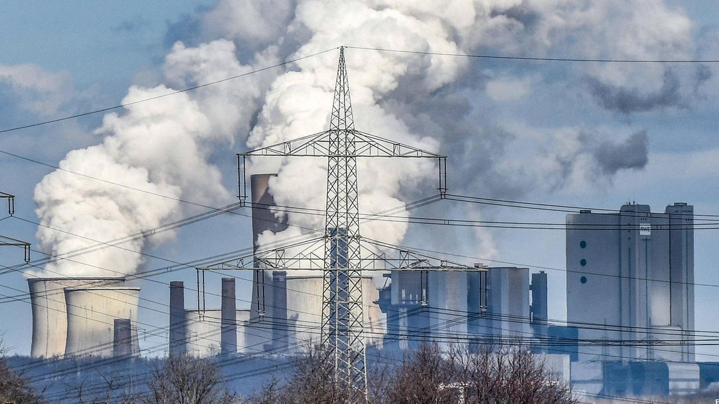 Noch dampfen die Kühltürme im Braunkohle-Kraftwerk nordrhein-westfälischen Niederaußem