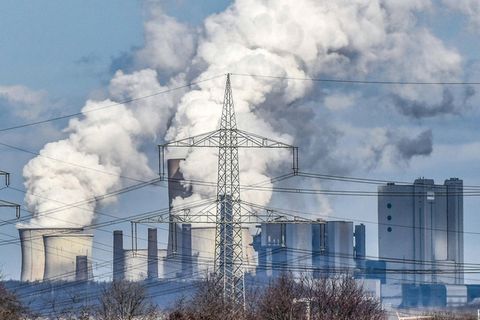 Noch dampfen die Kühltürme im Braunkohle-Kraftwerk nordrhein-westfälischen Niederaußem