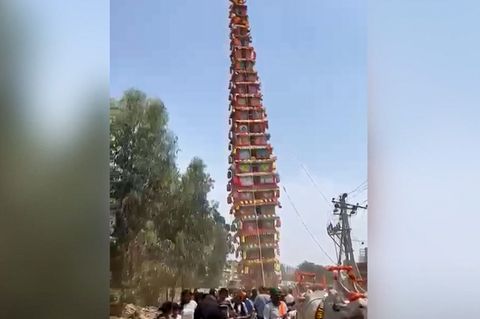 Von Ochsen und Traktoren gezogen: 37 Meter hoher Festwagen kippt bei Prozession um