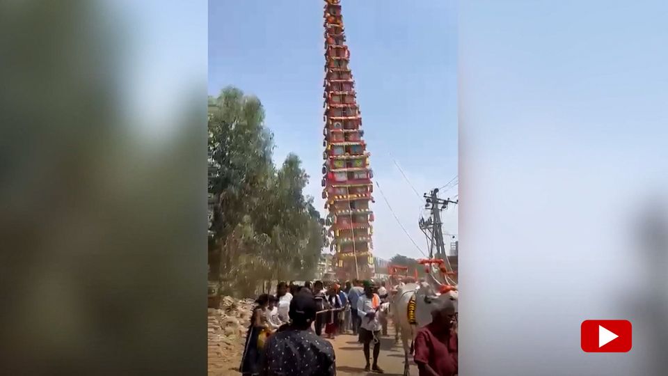 Von Ochsen und Traktoren gezogen: 37 Meter hoher Festwagen kippt bei Prozession um