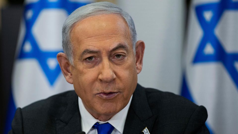 Benjamin Netanyahu voor Israëlische vlaggen