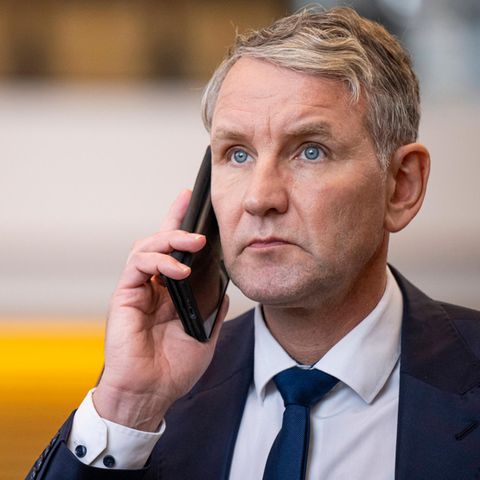 Björn Höcke hält sich ein riesiges Handy ans Ohr
